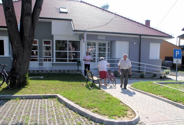 uređen okoliš zdravstvene ambuklante Kopiraj