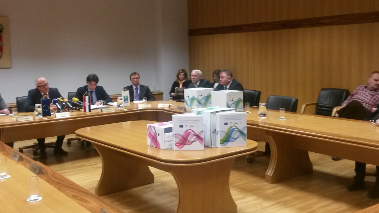 cid F0F51E12-BF67-4350-A080-E82683309326